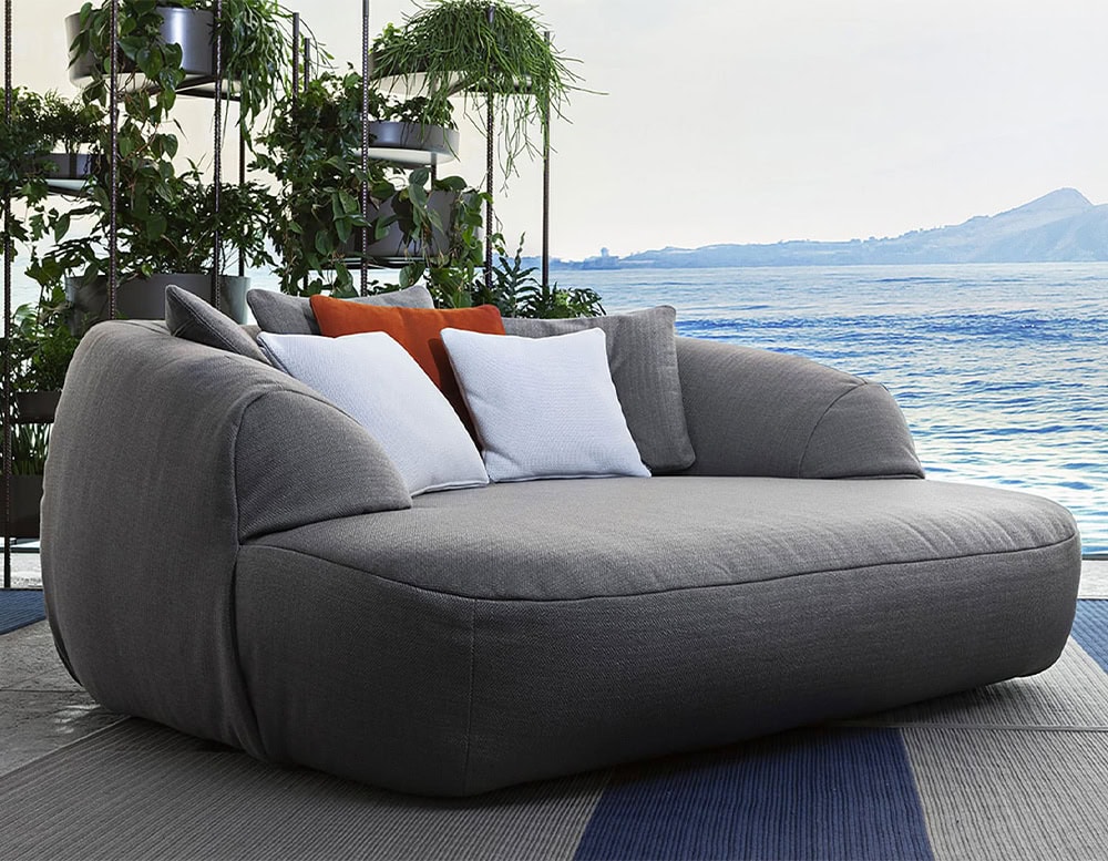 Palau Sofa with armrest and backrest in gray in a living room.