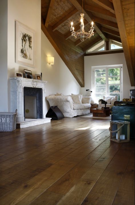 Planks finish in medium brown in a living room.