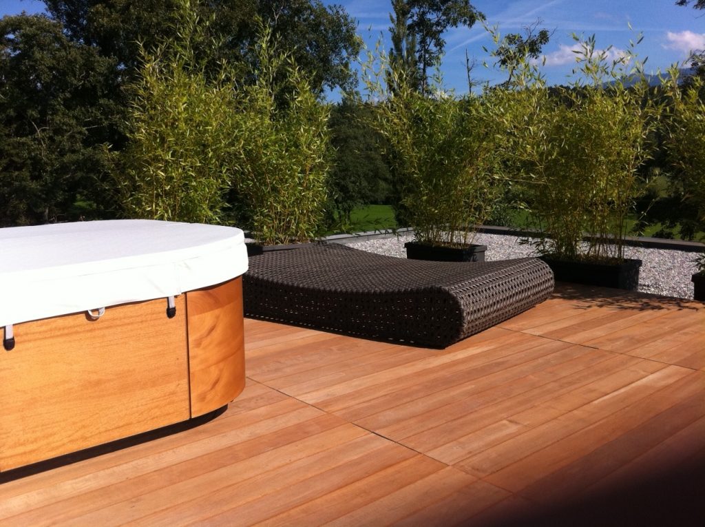 Planks finish in medium brown on a terrace.