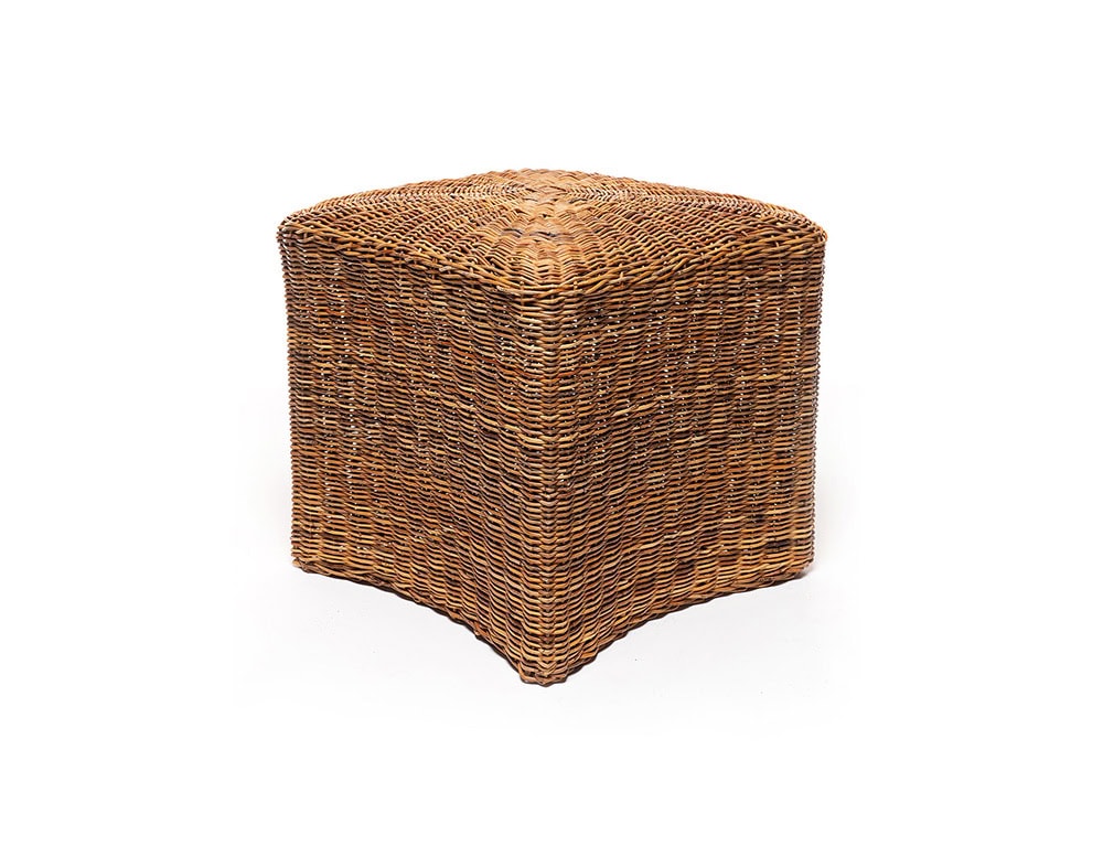 Square Pouf Rossiccio Woven in brown ropes on a white background.