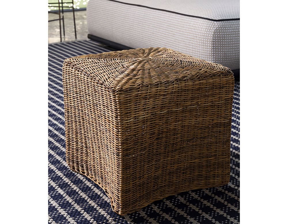 Square Pouf Rossiccio Woven in brown ropes in a living room.