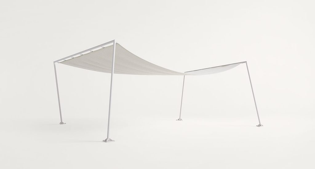 Ala shading structure and four legs made of white steel, shadding sail of white polyester fabric on a white background.