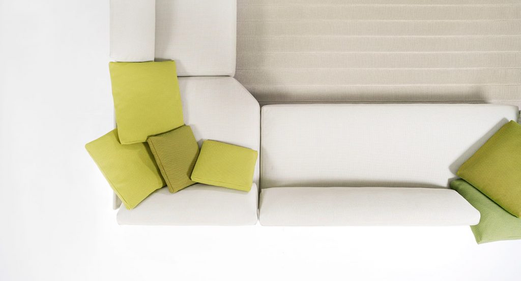 sofa in three parts made of Maris fabric in a tone of white on a steel base structure in a tone of gold color