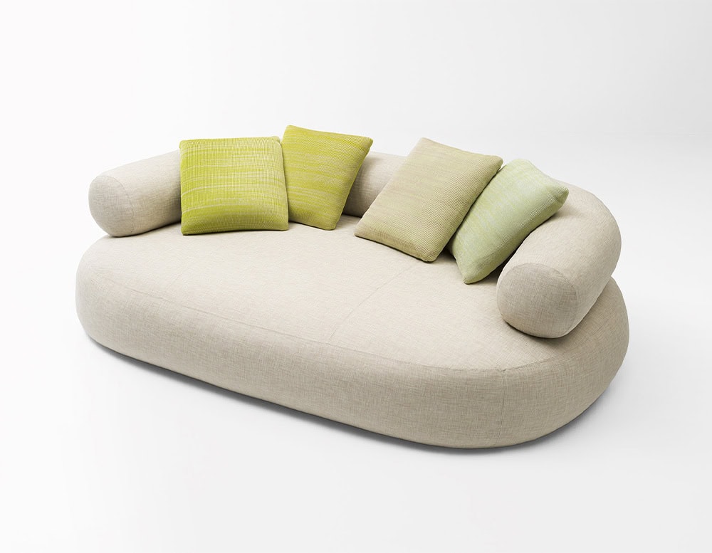 Large seat with backrest made of polyurethane foam in its structure and completely upholstered in white fabric.